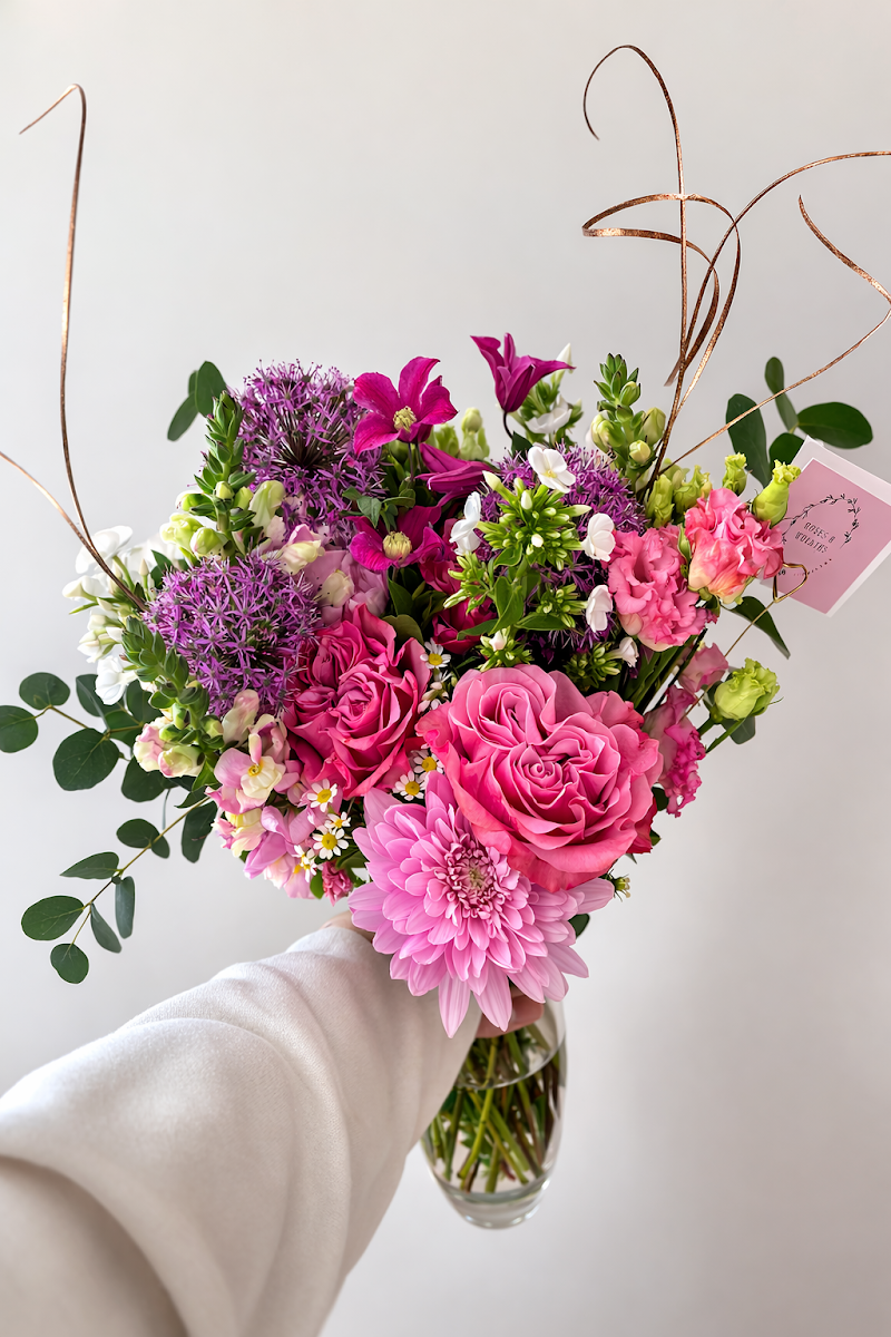 Roses and Wreaths Florist