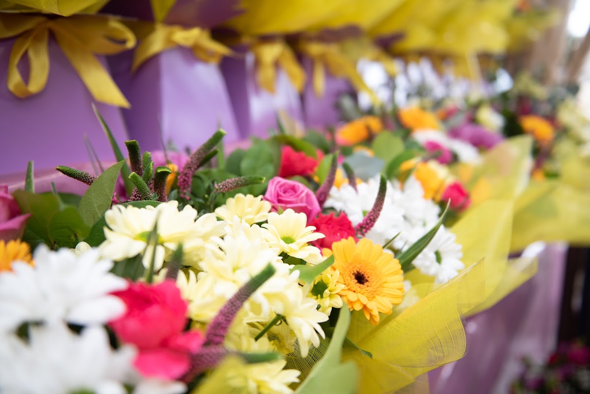 Junies Florist & co