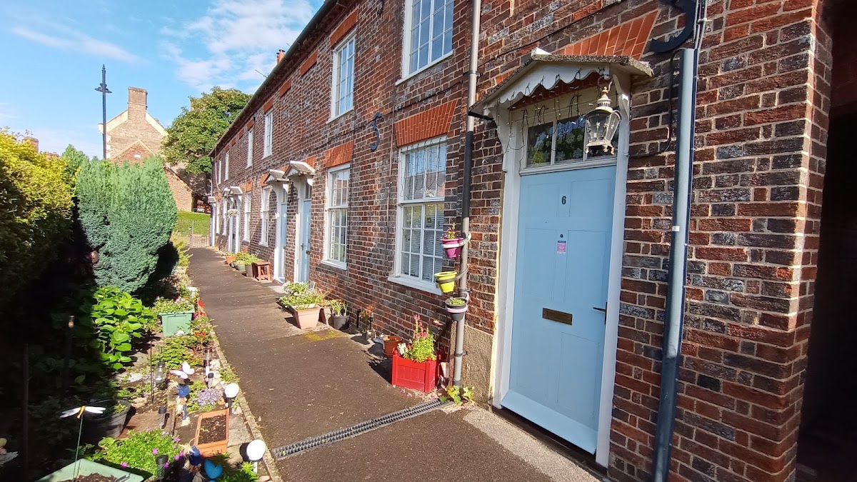 Lower Raymond’s Almshouses